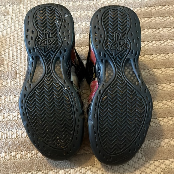 Women’s Foamposite with matching Nike shirt - Picture 4 of 7